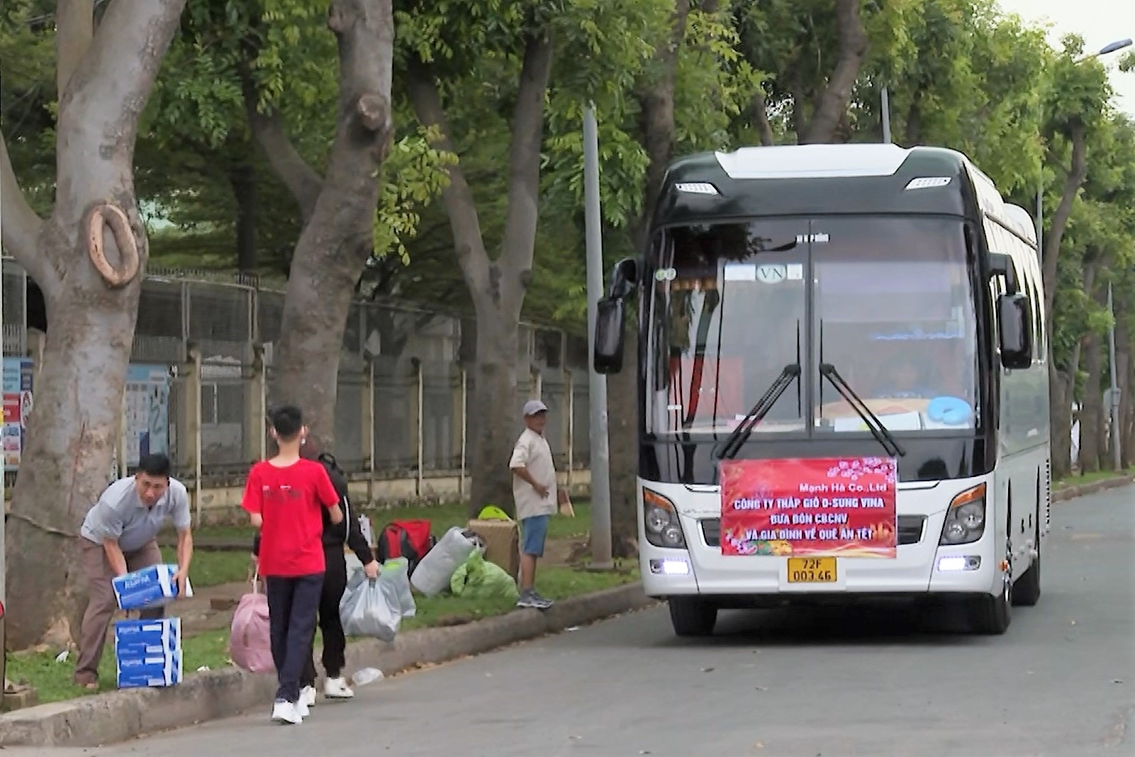 Người lao động chuẩn bị lên những chuyến xe nghĩa tình về quê đón Tết. Ảnh: Thành An