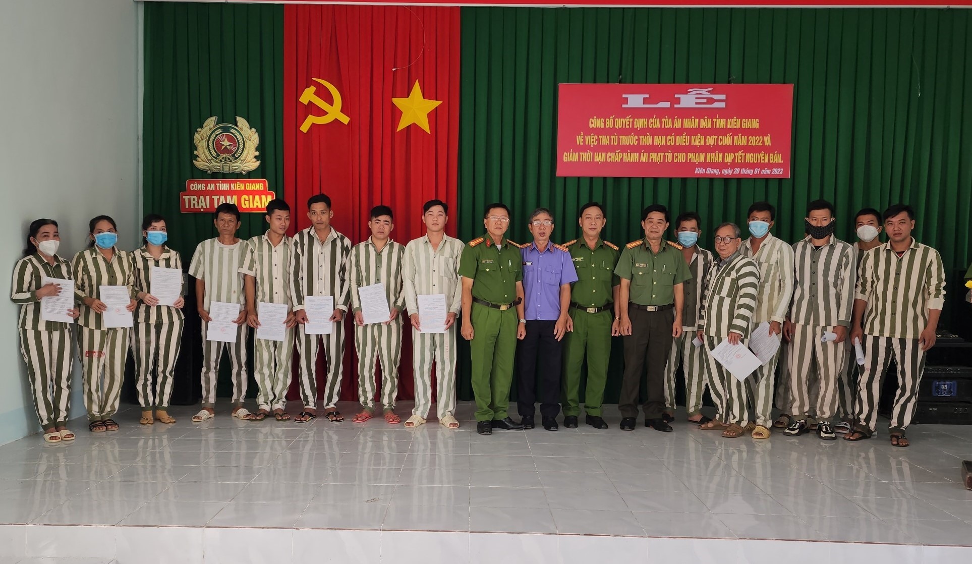 Đại diện lãnh đạo Viện kiểm sát và Trại tạm giam Công an tỉnh trao quyết định giảm án cho phạm nhân. Ảnh: Công an cung cấp