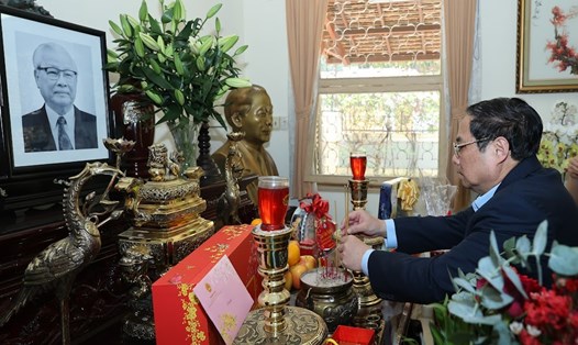 Thủ tướng Phạm Minh Chính dâng hương tướng nhớ cố Thủ tướng Võ Văn Kiệt.  Ảnh: VGP/Nhật Bắc