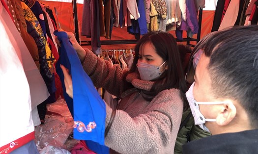 Nữ công nhân chọn mua đồ tại chương trình Tết sum vầy - xuân gắn kết do Liên đoàn Lao động tỉnh Bắc Giang tổ chức. Ảnh: Bảo Hân