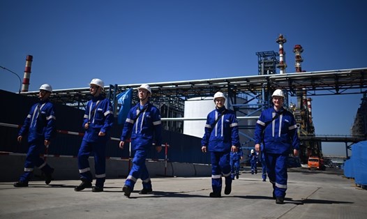Công nhân nhà máy lọc dầu Mátxcơva thuộc sở hữu của công ty dầu khí Nga Gazprom Neft. Ảnh: Sputnik