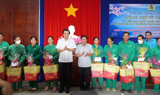 Đồng chí Võ Văn Dũng, Ủy viên Trung ương Đảng, Phó trưởng Ban Thường trực Ban Nội chính Trung ương trao quà cho công nhân tại tỉnh Bạc Liêu. Ảnh: Nhật Hồ