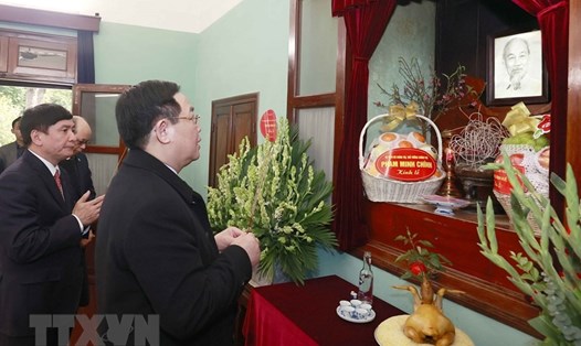 Chủ tịch Quốc hội Vương Đình Huệ dâng hương tưởng niệm Bác Hồ tại Nhà 67. Ảnh: Doãn Tấn