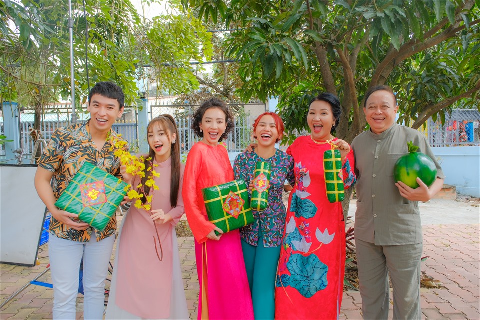 Thu Trang và dàn diễn viên phim "Ủa Tết nè". Ảnh: Nhà sản xuất