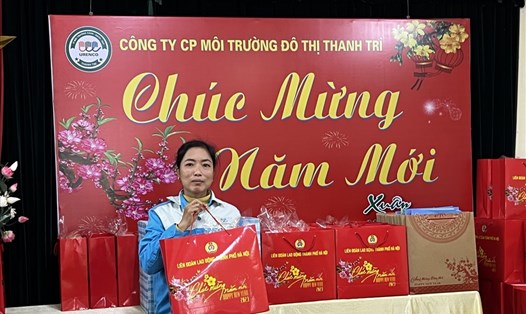 Chị Nguyễn Thị Mai vui mừng và xúc động khi nhận được quà hỗ trợ Tết của Liên đoàn Lao động Thành phố Hà Nội. Ảnh: Linh Nguyên