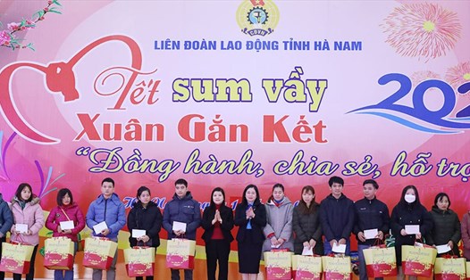 Trao quà hỗ trợ Tết cho đoàn viên, người lao động tại Tết Sum vầy - Xuân gắn kết do Liên đoàn Lao động tỉnh Hà Nam tổ chức. Ảnh: Thuý Chinh
