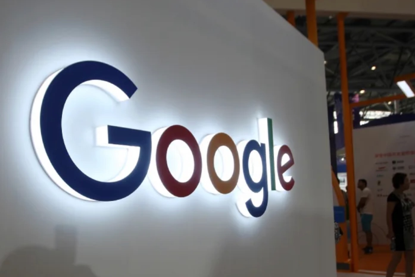 Google đang cảm thấy bị "đe dọa" trước ChatGPT của OpenAI. Ảnh: AFP