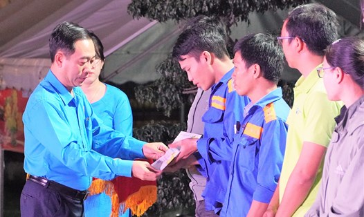 Ông Lê Văn Hòa - Chủ tịch LĐLĐ tỉnh trao quà hỗ trợ người lao động trong chương trình Tết sum vầy. Ảnh: Thành An