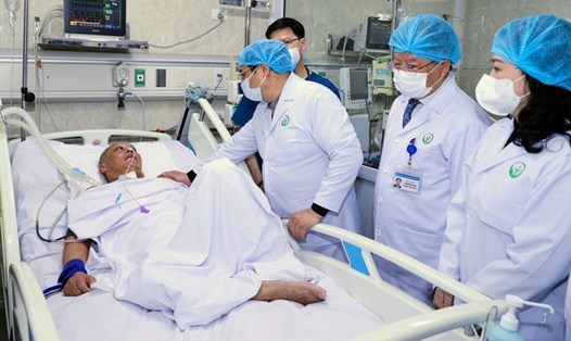 Thủ tướng thăm hỏi, chúc Tết người bệnh tại khoa Hồi sức tích cực II, Bệnh viện Hữu nghị Việt Đức. Ảnh: VGP/Nhật Bắc