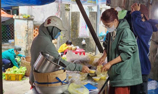 Người dân Đà Nẵng chọn mua xôi chè bán sẵn để cúng giao thừa. Ảnh: Thuỳ Trang