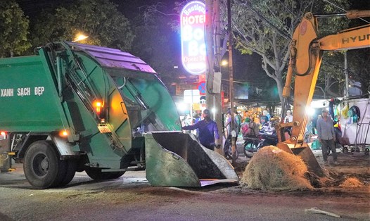 Công nhân vệ sinh môi trường đang dọn sạch rác tại khu vực chợ Vũng Tàu. Ảnh: Thành An