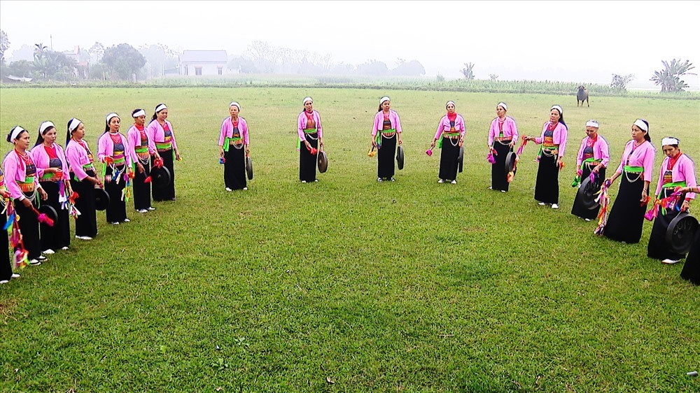 Mỗi dịp Tết đến xuân về, những tiếng cồng, chiêng kèm theo những làn điệu riêng của đồng bào dân tộc Mường lại vang lên khắp các bản làng ở miền núi huyện Nho Quan (Ninh Bình). Ảnh: Diệu Anh