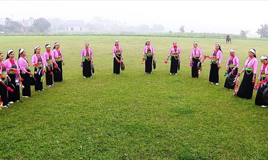 Mỗi dịp Tết đến xuân về, những tiếng cồng, chiêng kèm theo những làn điệu riêng của đồng bào dân tộc Mường lại vang lên khắp các bản làng ở miền núi huyện Nho Quan (Ninh Bình). Ảnh: Diệu Anh