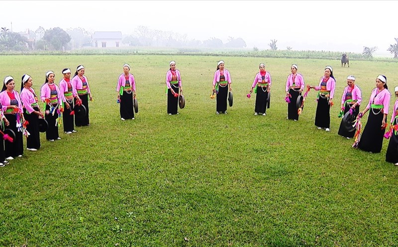 Mỗi dịp Tết đến xuân về, những tiếng cồng, chiêng kèm theo những làn điệu riêng của đồng bào dân tộc Mường lại vang lên khắp các bản làng ở miền núi huyện Nho Quan (Ninh Bình). Ảnh: Diệu Anh