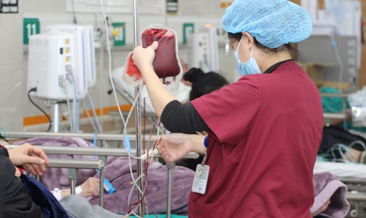 Nhân viên y tế chăm sóc người bệnh tại Trung tâm Cấp cứu A9 Bệnh viện Bạch Mai trong những ngày Tết. Ảnh: Thùy Linh
