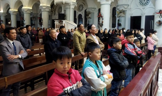 Đông đảo các giáo dân tại giáo xứ Tôn Đạo (xã Ân Hòa, huyện Kim Sơn, Ninh Bình) tham gia lễ giao thừa tại nhà thờ. Ảnh: Diệu Anh