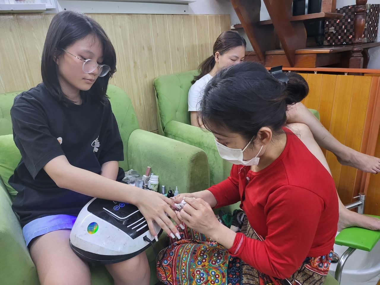 Nhiều tiệm làm đẹp đông khách chiều, tối 30 Tết. Ảnh: Tuệ Nhi