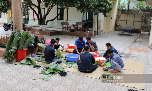 Những người thầy cùng học viên tại cơ sở cai nghiện gói bánh chưng chuẩn bị cho ngày Tết. Ảnh: Minh Chuyên