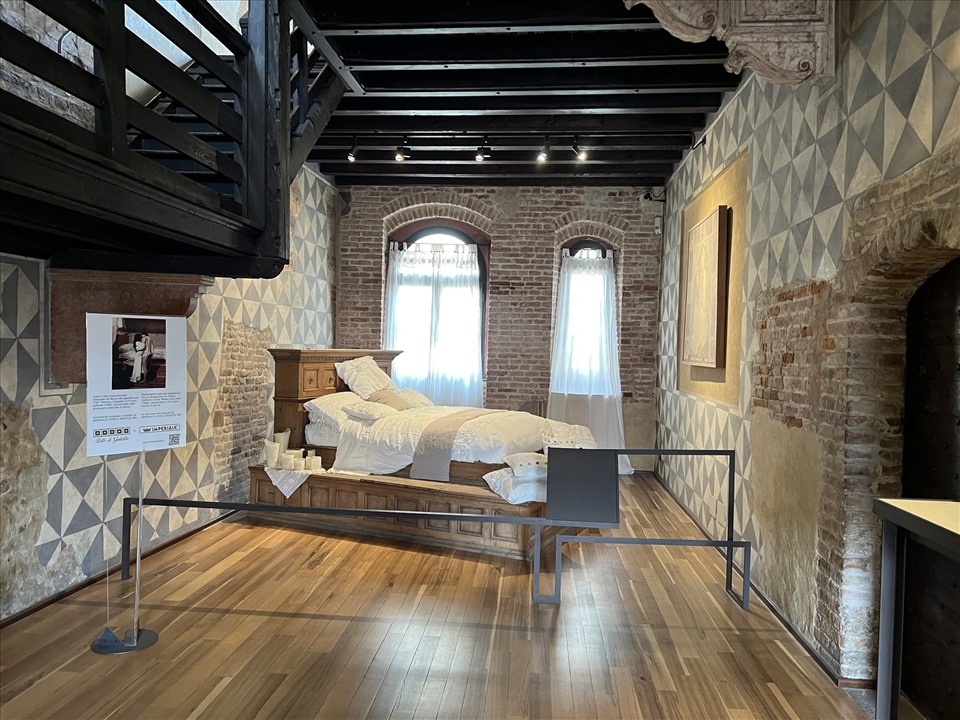 Giường ngủ theo phong cách Phục hưng do Renzo Mongiardino thiết kế cho bộ phim "Romeo và Juliet (1968) của Franco Zeffirelli đặt trong ngôi nhà của Juliet. Ảnh: Linh Nguyên