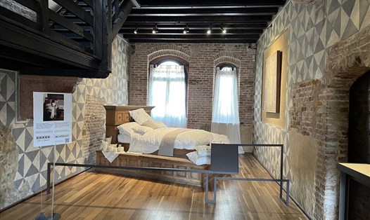 Giường ngủ theo phong cách Phục hưng do Renzo Mongiardino thiết kế cho bộ phim "Romeo và Juliet (1968) của Franco Zeffirelli đặt trong ngôi nhà của Juliet. Ảnh: Linh Nguyên