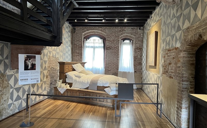 Giường ngủ theo phong cách Phục hưng do Renzo Mongiardino thiết kế cho bộ phim "Romeo và Juliet (1968) của Franco Zeffirelli đặt trong ngôi nhà của Juliet. Ảnh: Linh Nguyên