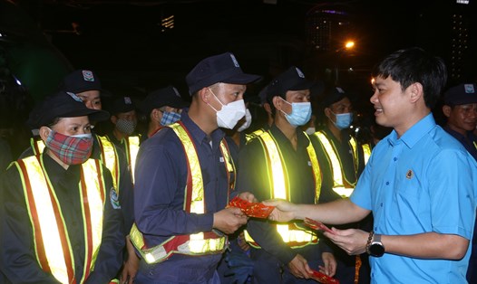 Lãnh đạo LĐLĐ Khánh Hòa lì xì cho công nhân vệ sinh môi trường phải làm việc xuyên đêm giao thừa. Ảnh: Phương Linh