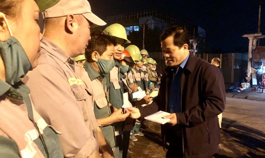 Ông Lê Minh Nhân - Chủ tịch LĐLĐ Thừa Thiên Huế tặng quà, động viên người lao động đêm 30 Tết. Ảnh: Hoàng Hiền.