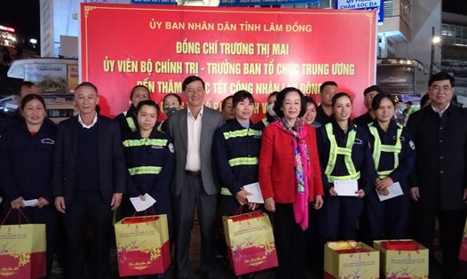 Bà Trương Thị Mai, Ủy viên Bộ Chính trị, Bí thư Trung ương Đảng, Trưởng Ban Tổ chức Trung ương (thứ tư từ phải qua) thăm hỏi và tặng quà công nhân lao động trong đêm giao thừa. Ảnh Đức Thiệm