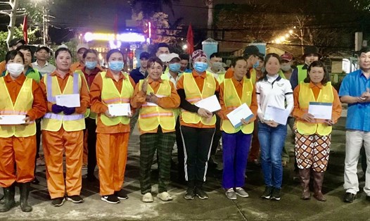 Lãnh đạo LĐLĐ Phú Yên trao quà Tết trong đêm giao thừa động viên công nhân môi trường làm việc xuyên đêm. Ảnh: Mạnh Tuấn