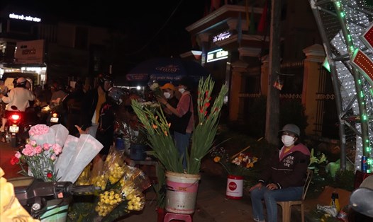 Tiểu thương chợ quê Quảng Nam bỏ hoa giữa đường để về nhà đón giao thừa. Ảnh: Nguyễn Linh