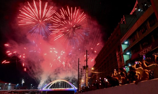 Pháo hoa trên cầu Binondo-Intramuros dịp Tết Nguyên đán ở Manila ngày 22.1.Ảnh: AFP