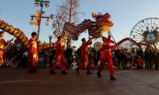 Biểu diễn múa lân trong lễ đón Tết Nguyên đán tại California, Mỹ, ngày 20.1.2023. Ảnh: Tân Hoa Xã