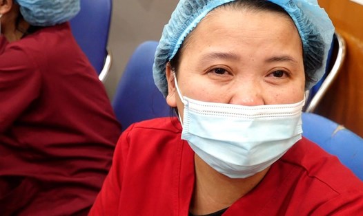 Nhân viên y tế Bệnh viện Bạch Mai rơi nước mắt khi nói đến bệnh nhân. Ảnh: Đức Mạnh