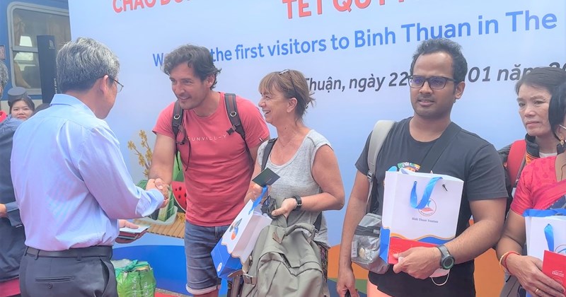 300 du khách đầu tiên đi tàu đến Bình Thuận được nhận lì xì đầu năm