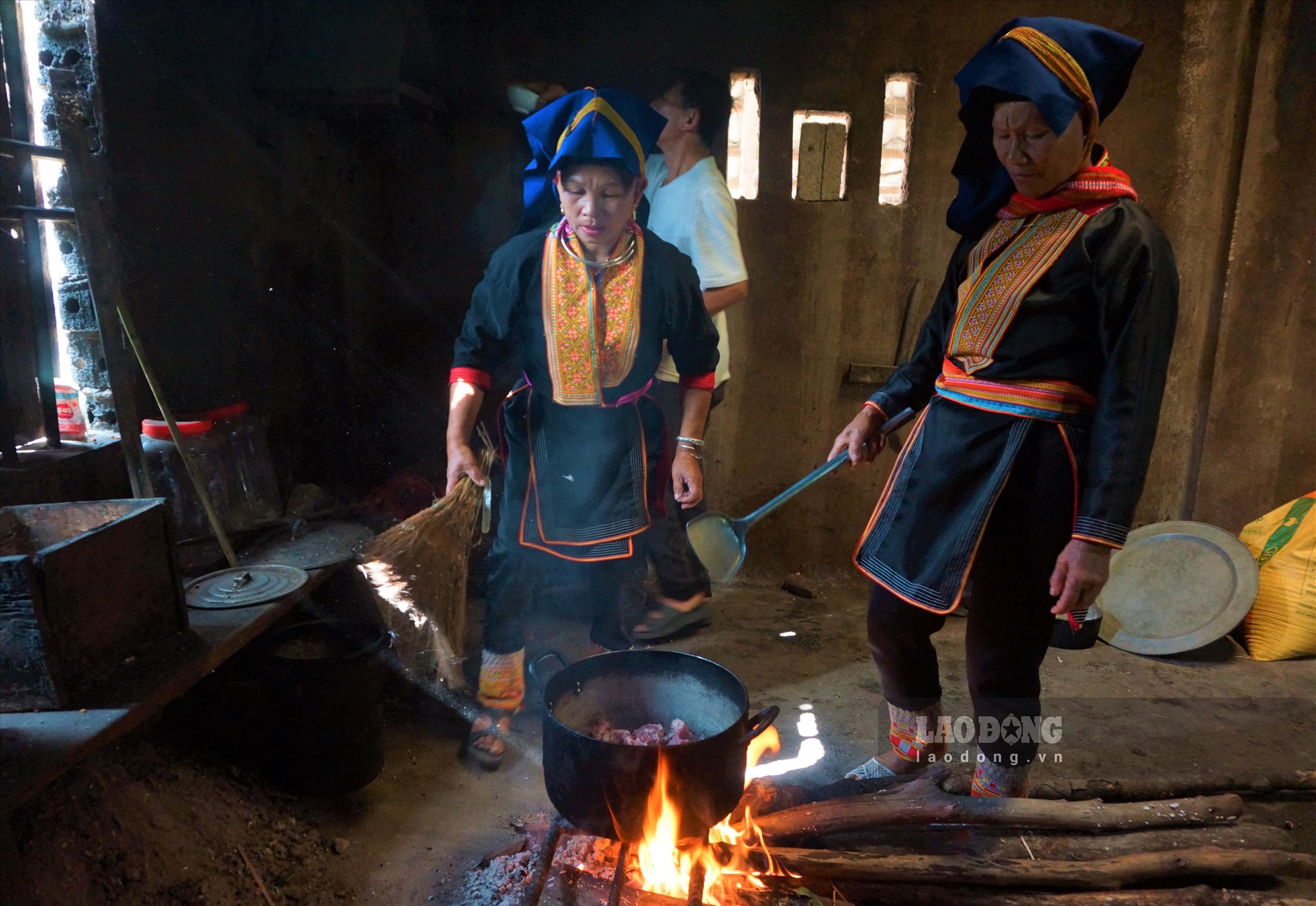 Phụ nữ Dao Thanh Phán, huyện Ba Chẽ nấu ăn trong ngày Tết nhà lớn. Ảnh: Đoàn Hưng