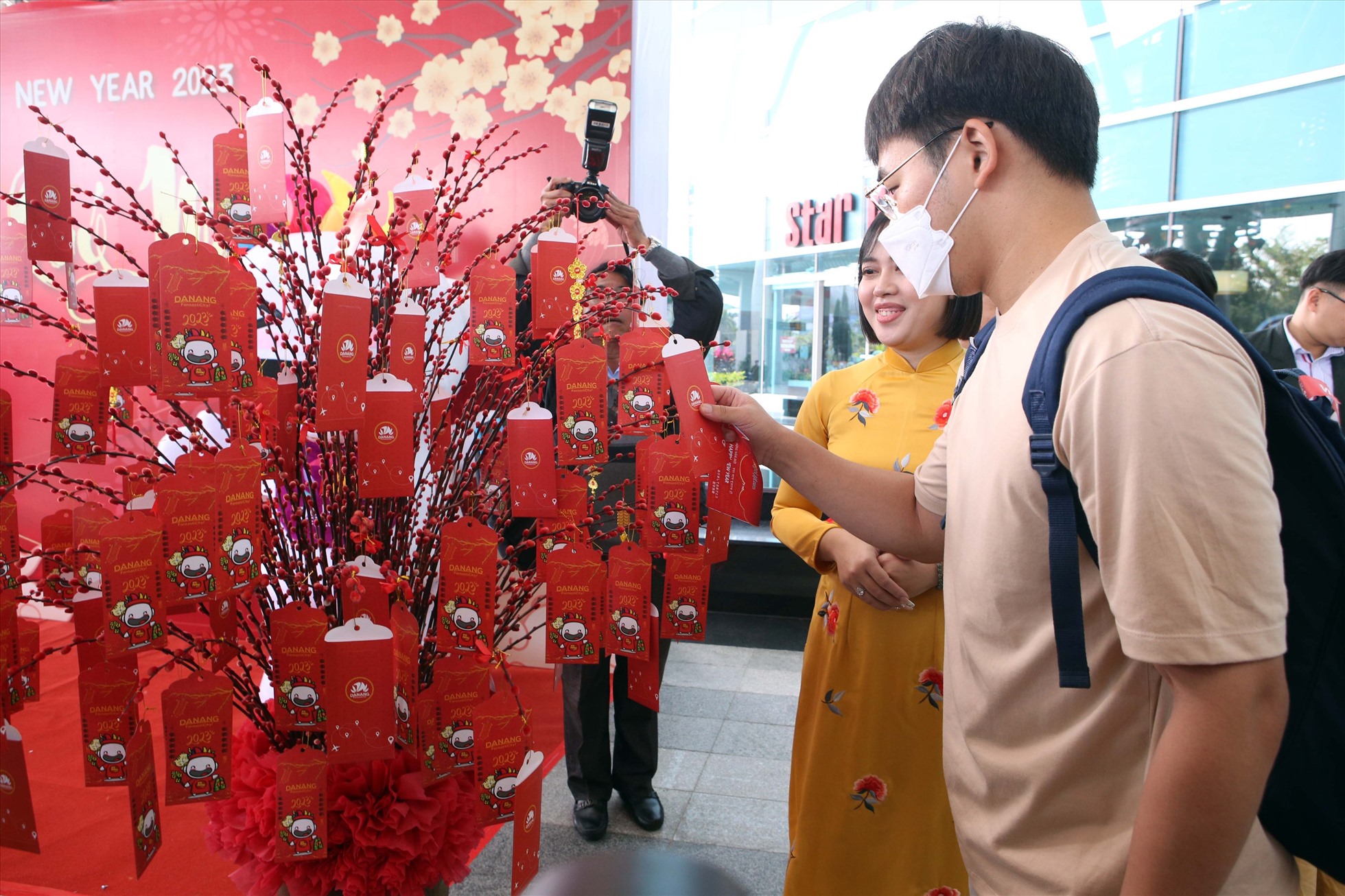 Du khách xông đất, hái lộc đầu năm tại sân bay Đà Nẵng. Ảnh: Thùy Trang