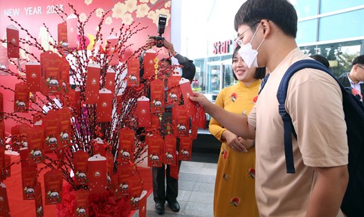 Du khách xông đất, hái lộc đầu năm tại sân bay Đà Nẵng. Ảnh: Thùy Trang