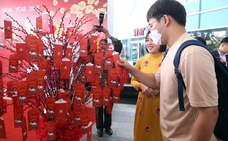 Du khách xông đất, hái lộc đầu năm tại sân bay Đà Nẵng. Ảnh: Thùy Trang