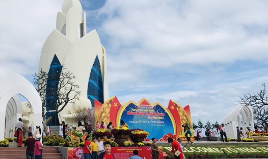 Tháp Trầm Hương biểu tượng của Khánh Hòa khoác áo mới ngày Tết Nguyên đán Xuân Quý Mão đã thu hút đông người dân, du khách đến thưởng lãm. Ảnh: Phương Linh
