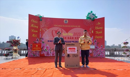 Anh Lê Xuân Diệp (bên phải) nhận giải Đặc biệt. Ảnh: Linh Nguyên