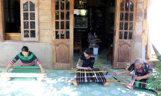 Ba thế hệ trong gia đình bà H'Bạch ở bon N'Jiêng, xã Đắk Nia, tỉnh Đắk Nông đang ngày đêm miệt mài nối dại những sợi thổ cẩm truyền thống của dân tộc Mạ. Ảnh: Phan Tuấn