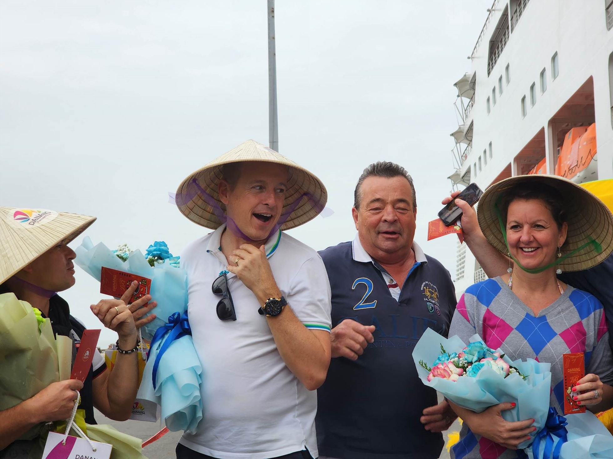 Khách tàu biển nhún nhảy, reo hò khi được chào đón ở Đà Nẵng. Ảnh: Thuỳ Trang