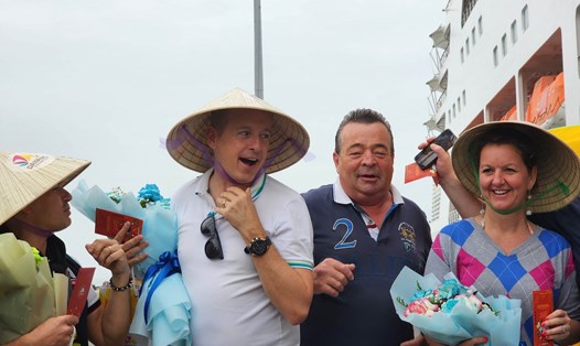 Khách tàu biển nhún nhảy, reo hò khi được chào đón ở Đà Nẵng. Ảnh: Thuỳ Trang