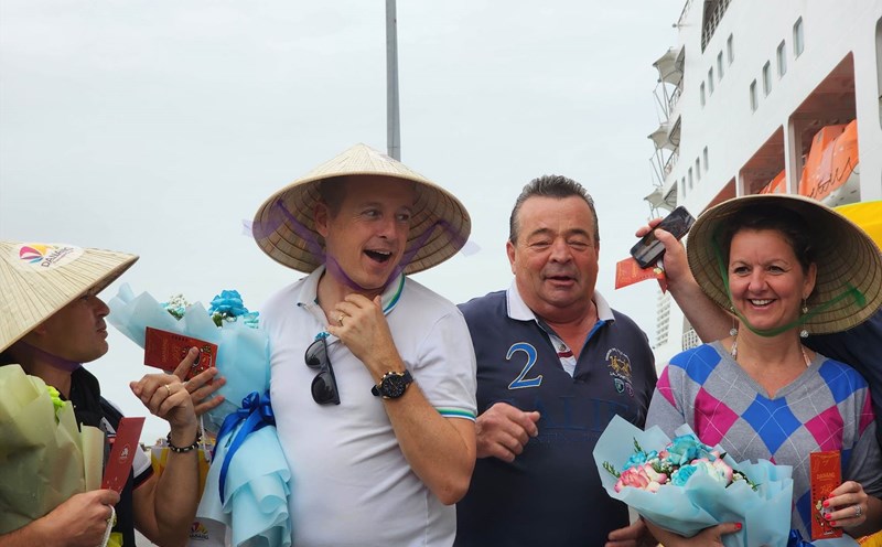 Khách tàu biển nhún nhảy, reo hò khi được chào đón ở Đà Nẵng. Ảnh: Thuỳ Trang