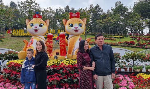 Người dân Nghệ An chụp ảnh với cặp linh vật Mèo Xuân Quý Mão 2023 tại TP Vinh. Ảnh: Quang Đại