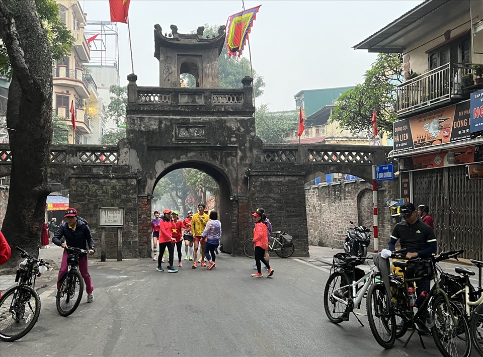 Ô Quan Chưởng là địa điểm được các nhóm chạy, đạp xe đạp chọn làm điểm check-in sáng sớm ngày đầu năm mới. Ảnh: Linh Nguyên