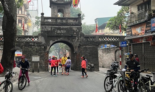 Ô Quan Chưởng là địa điểm được các nhóm chạy, đạp xe đạp chọn làm điểm check-in sáng sớm ngày đầu năm mới. Ảnh: Linh Nguyên