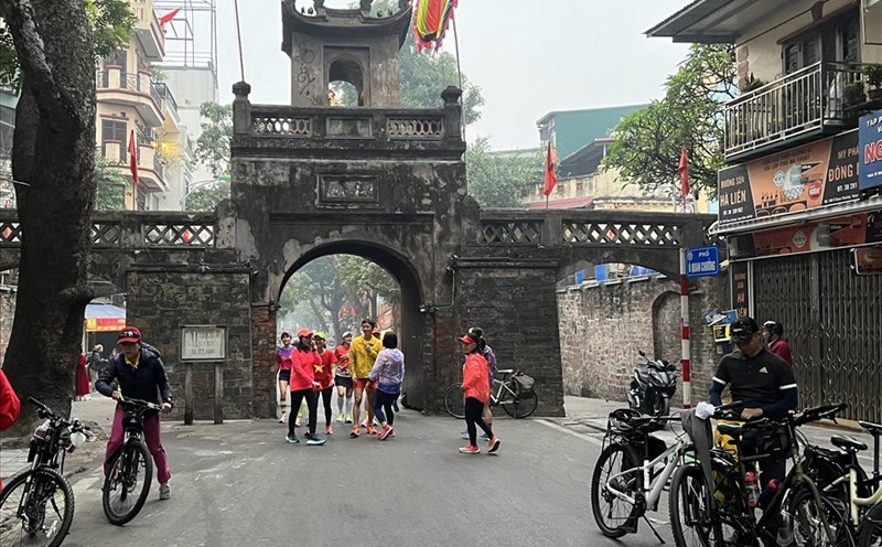 Ô Quan Chưởng là địa điểm được các nhóm chạy, đạp xe đạp chọn làm điểm check-in sáng sớm ngày đầu năm mới. Ảnh: Linh Nguyên