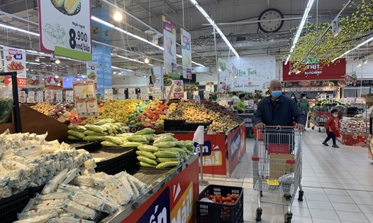 Một số người dân ghé siêu thị mua sắm trong ngày mùng 2 Tết. Ảnh: T.Vương