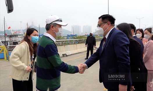 Ông Phạm Ngọc Thủy – Giám đốc Sở Du lịch Quảng Ninh (bên phải) đón tiếp đoàn công tác Đại sứ quán Trung Quốc. Ảnh: Đoàn Hưng